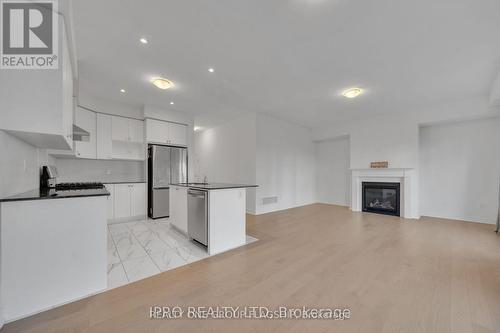 3950 Koenig Road, Burlington, ON - Indoor Photo Showing Kitchen