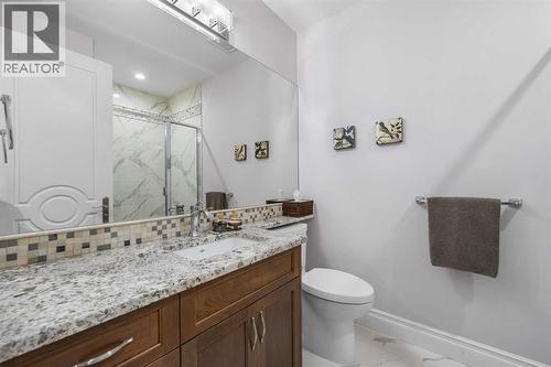 922 5 Street Nw, Calgary, AB - Indoor Photo Showing Bathroom