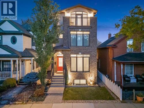 4+1 BEDS | 5 BATHS | TOTAL DEVELOPED 3,515 SQ. FT - 922 5 Street Nw, Calgary, AB - Outdoor With Facade