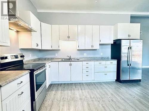 Kitchen (10ft ceilings) - Unit A - 528 Lincoln Street, Welland, ON - Indoor Photo Showing Kitchen With Double Sink