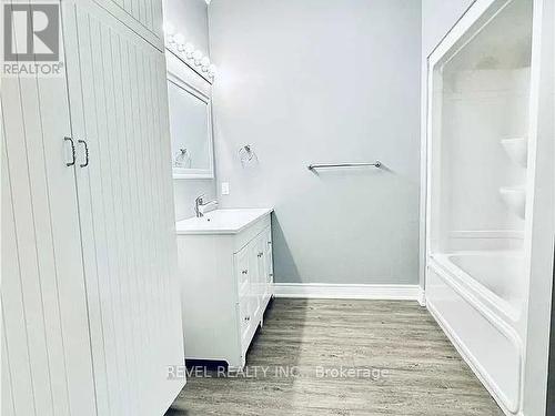 Bathroom - Unit A - 528 Lincoln Street, Welland, ON - Indoor Photo Showing Bathroom