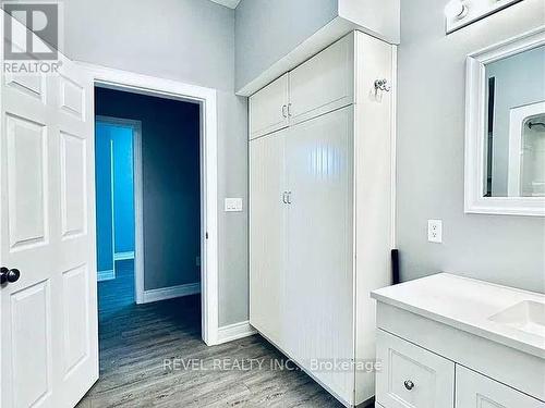 Bathroom & linen closet - Unit A - 528 Lincoln Street, Welland, ON - Indoor Photo Showing Other Room