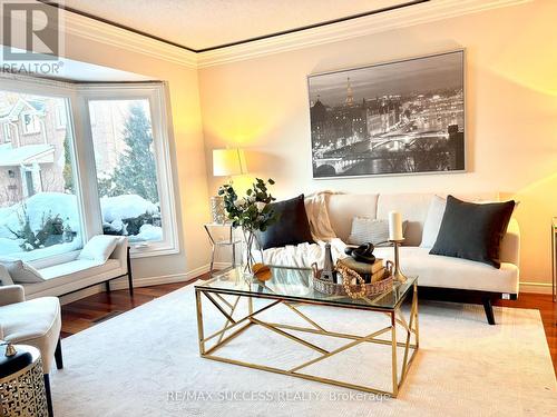 6643 Mockingbird Lane, Mississauga, ON - Indoor Photo Showing Living Room