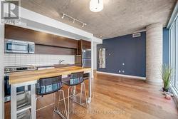 Open Concept living/dining - 