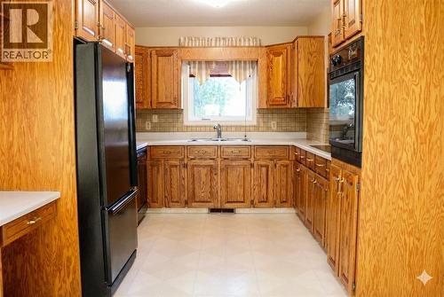 164 Mt Crandell Crescent W, Lethbridge, AB - Indoor Photo Showing Kitchen With Double Sink