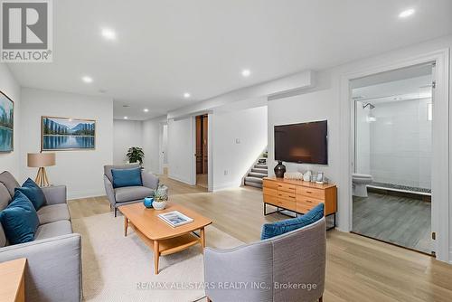 29 Patrick Drive, Aurora, ON - Indoor Photo Showing Living Room
