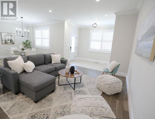 29 Patrick Drive, Aurora, ON - Indoor Photo Showing Living Room