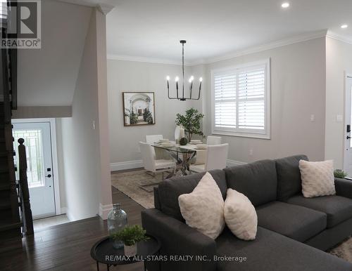 29 Patrick Drive, Aurora, ON - Indoor Photo Showing Living Room