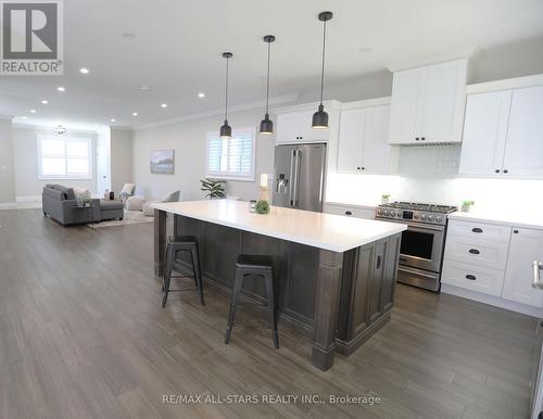 29 Patrick Drive, Aurora, ON - Indoor Photo Showing Kitchen With Upgraded Kitchen