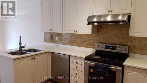 25 Ruby Crescent, Richmond Hill, ON - Indoor Photo Showing Kitchen With Double Sink