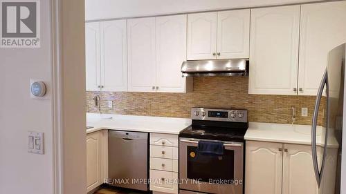 25 Ruby Crescent, Richmond Hill, ON - Indoor Photo Showing Kitchen