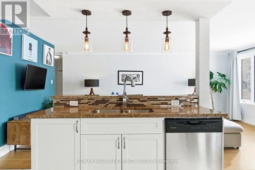 907 Innswood Drive, Ottawa, ON - Indoor Photo Showing Kitchen With Double Sink