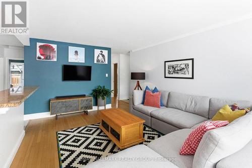 907 Innswood Drive, Ottawa, ON - Indoor Photo Showing Living Room