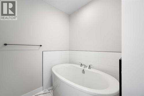 26 Walgrove Bay Se, Calgary, AB - Indoor Photo Showing Bathroom