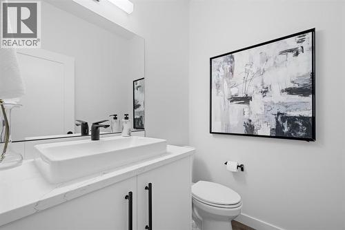 568 Walgrove Boulevard Se, Calgary, AB - Indoor Photo Showing Bathroom