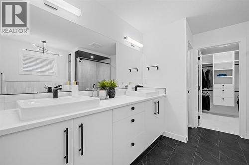 568 Walgrove Boulevard Se, Calgary, AB - Indoor Photo Showing Bathroom