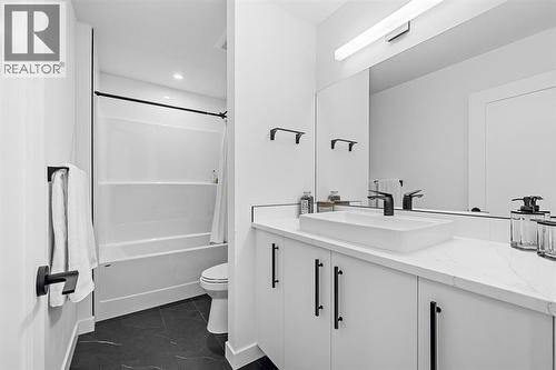 568 Walgrove Boulevard Se, Calgary, AB - Indoor Photo Showing Bathroom