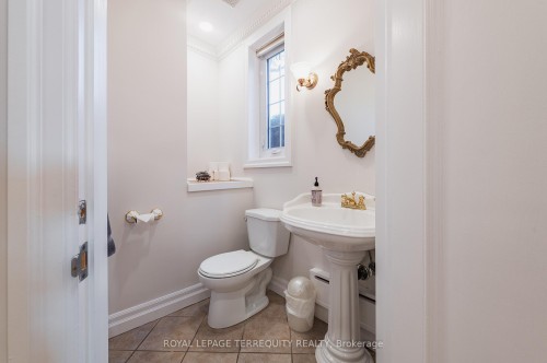 223 Riverside Drive, Toronto, ON - Indoor Photo Showing Bathroom