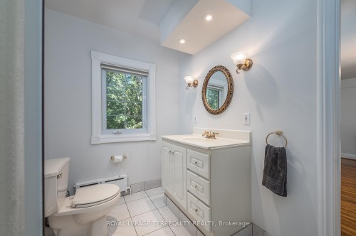 223 Riverside Drive, Toronto, ON - Indoor Photo Showing Bathroom