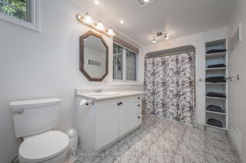 223 Riverside Drive, Toronto, ON - Indoor Photo Showing Bathroom