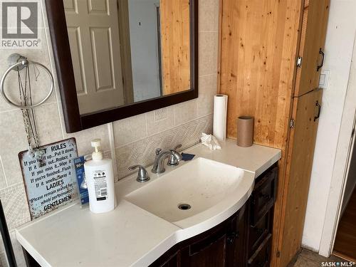5009 8Th Avenue, Regina, SK - Indoor Photo Showing Bathroom