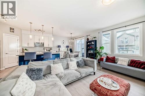 325 Sundown View, Cochrane, AB - Indoor Photo Showing Living Room