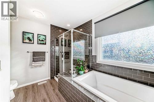 325 Sundown View, Cochrane, AB - Indoor Photo Showing Bathroom