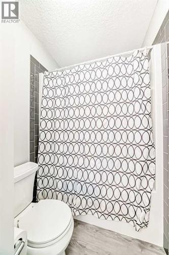 325 Sundown View, Cochrane, AB - Indoor Photo Showing Bathroom