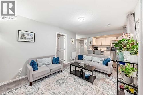 325 Sundown View, Cochrane, AB - Indoor Photo Showing Living Room