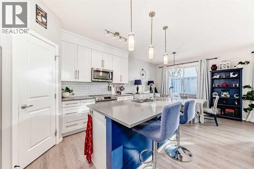 325 Sundown View, Cochrane, AB - Indoor Photo Showing Kitchen With Upgraded Kitchen