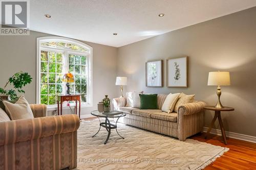 1329 Clarkson Road N, Mississauga, ON - Indoor Photo Showing Living Room