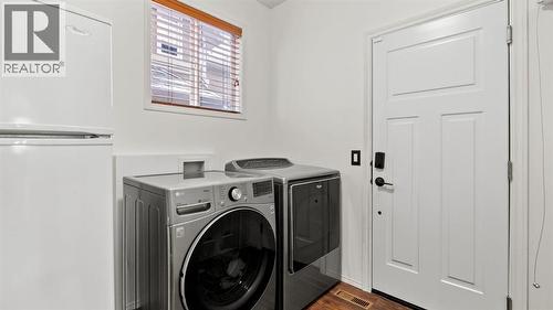 27 Cranwell Close Se, Calgary, AB - Indoor Photo Showing Laundry Room