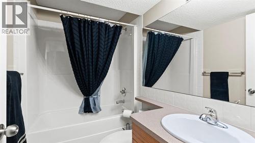 27 Cranwell Close Se, Calgary, AB - Indoor Photo Showing Bathroom