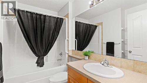 27 Cranwell Close Se, Calgary, AB - Indoor Photo Showing Bathroom