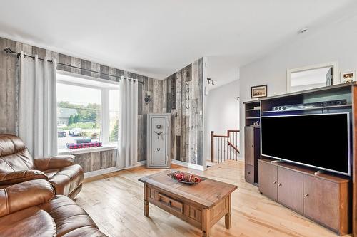 Salon - 300 Route 335, Saint-Lin/Laurentides, QC - Indoor Photo Showing Living Room