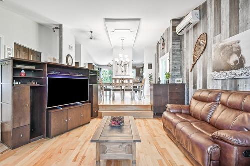 Salon - 300 Route 335, Saint-Lin/Laurentides, QC - Indoor