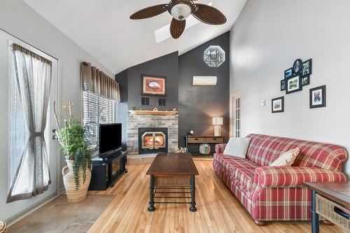 Salon - 11 Rue Karine, Saint-Jean-De-Matha, QC - Indoor Photo Showing Living Room With Fireplace