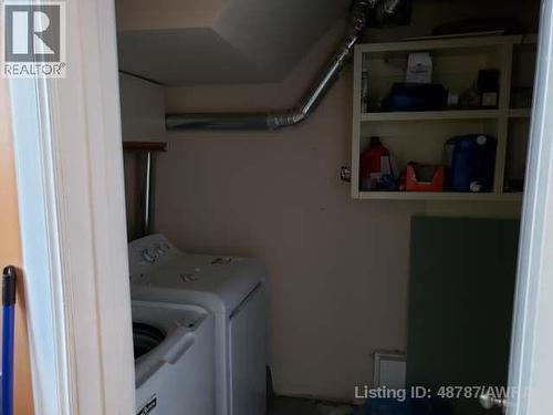 10850 98 Ave, Grande Cache, AB - Indoor Photo Showing Laundry Room