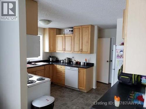 10850 98 Ave, Grande Cache, AB - Indoor Photo Showing Kitchen