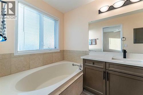 224 Highland Circle, Strathmore, AB - Indoor Photo Showing Bathroom