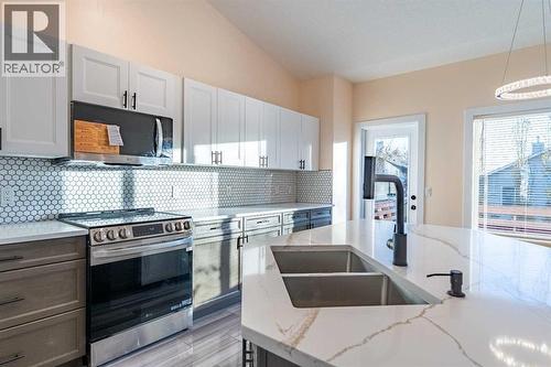 224 Highland Circle, Strathmore, AB - Indoor Photo Showing Kitchen With Stainless Steel Kitchen With Double Sink With Upgraded Kitchen