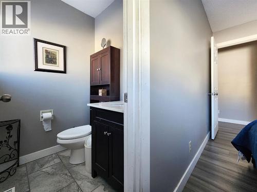 214 48 Avenue E, Claresholm, AB - Indoor Photo Showing Bathroom