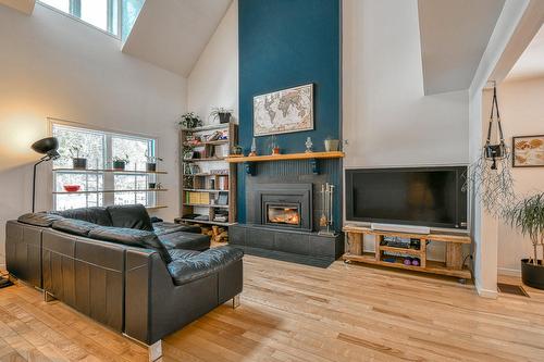 Living room - 4630 Ch. De La Doncaster, Sainte-Adèle, QC - Indoor Photo Showing Living Room With Fireplace