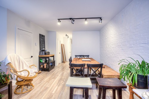 Salon - 2122 Boul. De Maisonneuve E., Montréal (Ville-Marie), QC - Indoor