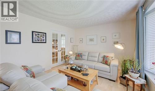 400 Foxhunt Place, Waterloo, ON - Indoor Photo Showing Living Room
