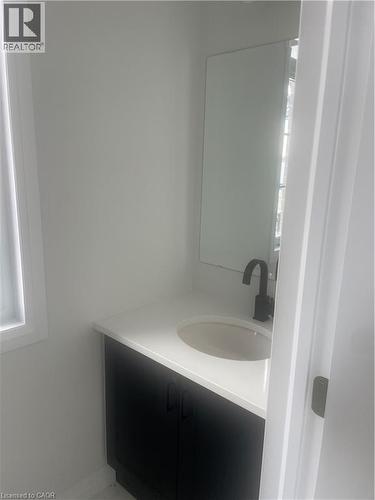 Bathroom with vanity - 152 Queensbrook Crescent, Cambridge, ON - Indoor Photo Showing Bathroom