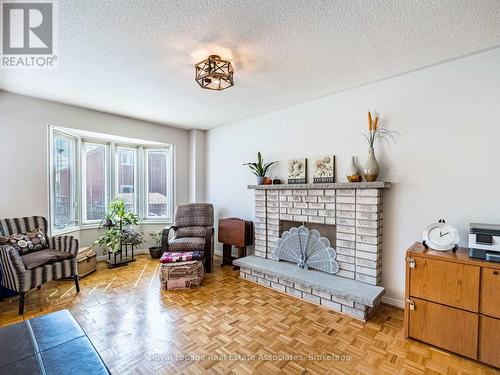 6033 Duford Drive, Mississauga, ON - Indoor Photo Showing Living Room