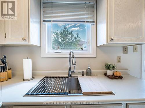 6033 Duford Drive, Mississauga, ON - Indoor Photo Showing Kitchen