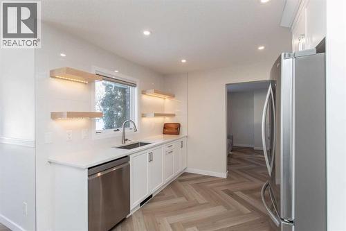 10 Pickwick Lane, Lacombe, AB - Indoor Photo Showing Kitchen With Upgraded Kitchen