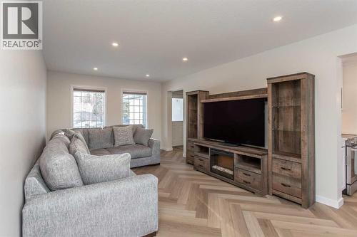 10 Pickwick Lane, Lacombe, AB - Indoor Photo Showing Living Room